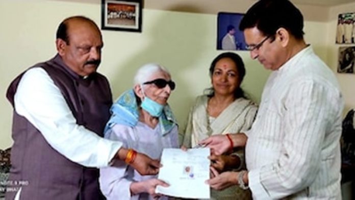 women donates 50 lakh to rahul gandhi