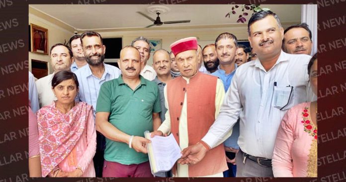 Zilla Parishad Cadre Staff Officer Federation told the problems to Dhumal