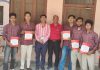 चौहाल स्कूल के ए सर्टिफिकेट की परीक्षा पास करने वाले वालंटियर को प्रोग्राम अधिकारी अंकुर शर्मा द्वारा दिए गए प्रमाण पत्र