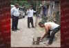 जिला परिषद उपाध्यक्ष नरेश ने स्वयं हटाए सड़क से अवरोधक