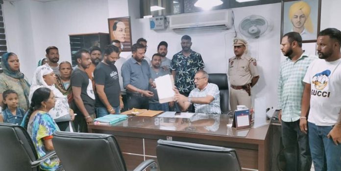 anil-hand-given-memorandum-to-dc-hoshiarpur-safai-sewak