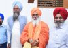 पंजाब से राज्य सभा मैंबर संत बलबीर सिंह सीचेवाल और विक्रमजीत सिंह साहनी को सर्टीफिकेट सौंपे