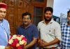अंकुश और अभिषेक ने समीरपुर पहुंच धूमल से लिया आशीर्वाद