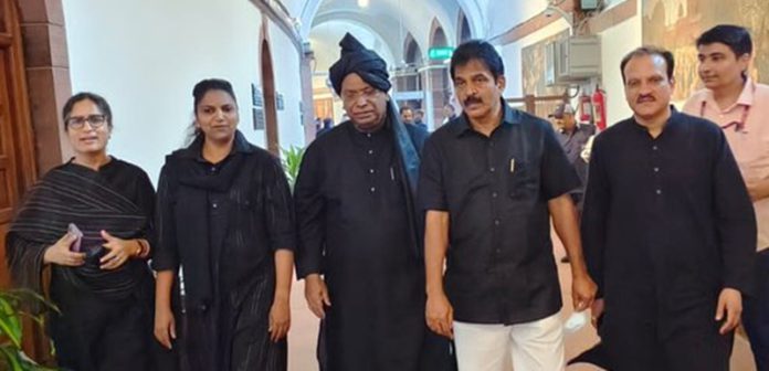 Congress MPs wear black clothes