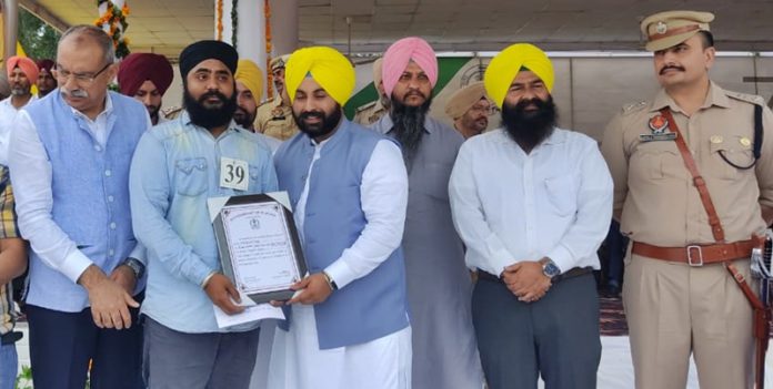 blood-donor-amanpreet-honored-hoshiarpur-punjab-15-aug-2022