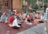 वनपाल अधिकारी ने धरने पर बैठे जंगलात वर्कर यूनियन के साथ की बैठक