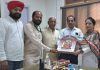 नगर निगम कमिश्नर अनुपम कलेर को दशहरा कमेटी ने किया सम्मानित