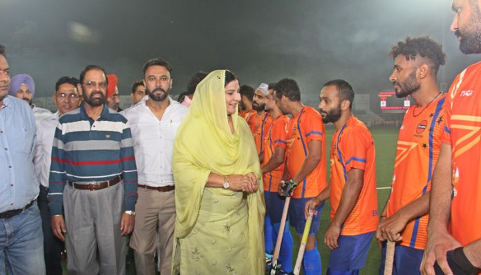 inderjit kaur mann mla nakidar being interduce with indian oil team