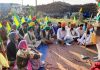 किसानों द्वारा शुगर मिल के समक्ष राष्ट्रीय राज्य मार्ग पर जाम लगा कर मांगों को लेकर लगाया धरना दूसरे दिन भी जारी