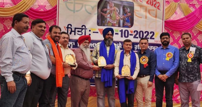 edu-dept-honour-social-workers-hoshiarpur