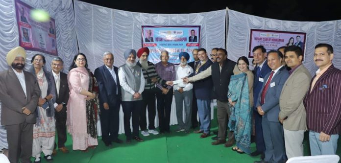 rotary-club-hoshiarpur-donate-for-dispencery