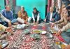केंद्रीय मंत्री सोम प्रकाश व अन्य भाजपा नेताओं ने दलित कार्यकर्ता के घर साथ में जमीन पर भोजन करके समरसता की मिसाल कायम की