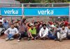 मिल्क प्लांट में ठेका मुलाजिमों के साथ जीएम द्वारा अभद्र शब्दाबली बोलने पर हड़ताल पर उतरे वर्कर