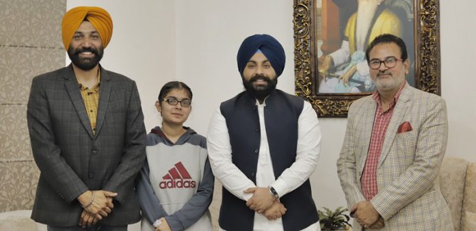 bhajanpreet-kaur-with-education-minister-unjab