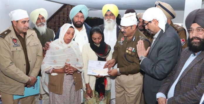 handover-cheque-rs-2-crore-to-shaheed-constable-mandeeps-family-punjab