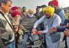 धुंध के कारण होने वाले सड़क हादसों को रोकने के लिए पी. डब्ल्यू. डी. मंत्री द्वारा वाहनों पर रिफलेक्टर लगाने की मुहिम का आग़ाज़