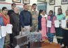 रानी झांसी सोशल सोसायटी ने कोर्सों में प्रशिक्षण प्राप्त करने वाली युवतियों को सिलाई मशीनें, ब्यूटी किट्स व सर्टिफिकेट किए वितरित
