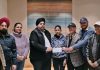 सरबत दा भला ट्रस्ट की ओर से सुरहत को कॉलेज फीस का दिया चैक