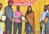 लेक्चरर संदीप सूद को जिलाधीश कोमल मित्तल ने स्मृति चिन्ह देकर किया सम्मानित
