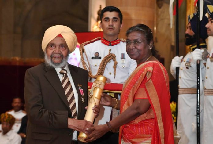 dr-rattan-singh-awarded-padamshri-by-president-dropdi-murmu-india