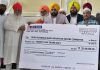 केजरीवाल व मान ने डेरा प्रमुख संत निरंजन दास जी को 25 करोड़ रुपए का चैक सौंपा