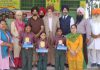 ਝੁੱਗੀਆਂ ਝੌਂਪੜੀਆਂ ਵਿੱਚ ਰਹਿ ਰਹੇ ਵਿਦਿਆਰਥੀਆਂ ਨੂੰ ਕੀਤਾ ਸਨਮਾਨਿਤ