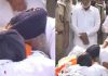 ਸੁਖਬੀਰ ਬਾਦਲ ਪਿਤਾ ਦੀ ਮ੍ਰਿਤਕ ਦੇਹ ਦੇ ਗੱਲ ਲੱਗ ਹੋਏ ਭਾਵੁਕ, ਦਿੱਤੀ ਅੰਤਿਮ ਵਿਦਾਈ