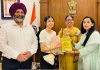 10ਵੀਂ ਜਮਾਤ ‘ਚੋਂ 99 ਫੀਸਦੀ ਅੰਕ ਹਾਸਲ ਕਰਨ ਵਾਲੀ ਸਿਮਰਨਦੀਪ ਨੂੰ ਡੀਸੀ ਨੇ ਭਾਰਤੀ ਸੰਵਿਧਾਨ ਦੇ ਕੇ ਕੀਤਾ ਸਨਮਾਨਿਤ
