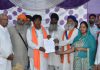 कैबिनेट मंत्री जिंपा ने गांव रामगढ़ को कम्यूनिटी हाल के लिए दिया 15 लाख रुपए का चैक