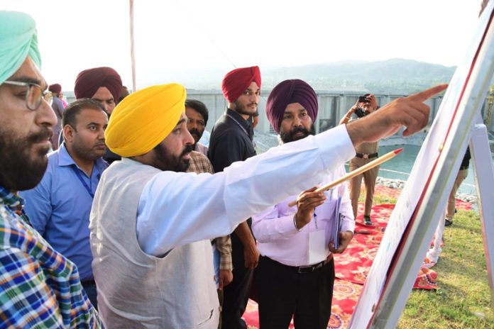 cm-mann-at-ranjit-sagar-dam-pathankot