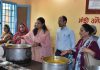 डिप्टी कमिश्नर की ओर से सांझी रसोई का दौरा, खुद परोसा खाना
