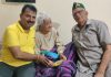 समाजसेवी विजय बहल ने जन्मदिवस पर महिला मंडल को 11 गद्दे किए दान