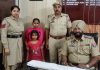 थाना माडल टाउन पुलिस ने लावारिस लडक़ी को किया परिजनों के हवाले