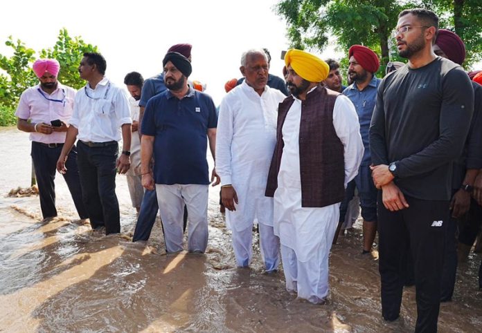 cm-mann-visit-flood-effected-areas-in-punjab