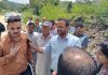ठाणा दरोगण में एनएच निर्माण कंपनी के खिलाफ लोगों ने किया चक्का जाम