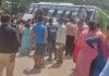 टौणी देवी स्कूल के ठीक ऊपर बिजली के पोल से अटकी निजी बस