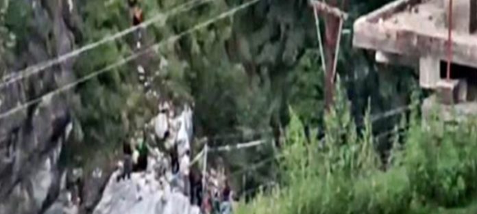 himachal car in satluj 3 lost 1 injured