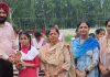 एनएमएमएस की परीक्षा पास करने वाली छात्रा तरनप्रीत को स्मृति चिन्ह देकर किया सम्मानित