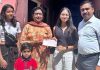 बेटी गरिमा ने पॉकेट मनी से सर्वहितकारी विद्या मंदिर बसी बजीद को भेंट की 31 हजार की राशि
