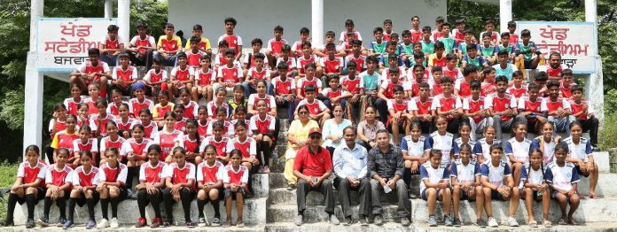 sehyog-distribute-sports-kit-by-dc-komal-mittal-hoshiarpur-punjab-1