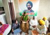 मुख्यमंत्री ने अनंतनाग में शहीद हुए दो बहादुर जवानों के वारिसों को वित्तीय सहायता के तौर पर एक-एक करोड़ के चैक सौंपे