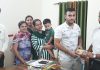 संकरक्षण शर्मा ने पाकेट मनी से बेसहारा बच्चों को बूट एवं जुराबें भेंट करने के लिए रैड क्रास के भेंट की 7 हजार की राशि