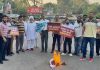 जिला कांग्रेसियों ने माहिलपुर अड्डे में फूंका मोदी का पुतला