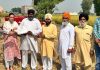 ਪਰਾਲੀ ਨੂੰ ਅੱਗ ਨਾ ਲਗਾਉਣ ਵਾਲੇ ਕਿਸਾਨਾਂ ਦਾ ਐਸਡੀਐਮ ਵੱਲੋਂ ਖੇਤਾਂ ‘ਚ ਜਾ ਕੇ ਸਨਮਾਨ