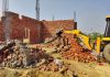 निगम ने वैष्णवी एनक्लैव के सामने अनाधिकृत कालोनी में हो रहे निर्माण को गिराया