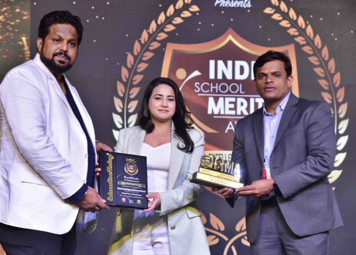 Director of Vasal Education Ms. Aditi Vasal accepting the award