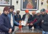 श्री अयोध्या जी में प्राण-प्रतिष्ठा समारोह में भाग लेने हेतु संत बाबा निरंजन दास जी महाराज को भेंट किया निमंत्रण पत्र