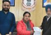 चेयरपर्सन जिला योजना कमेटी ने विकास कार्यो के लिए वितरित किए 12 लाख रुपए के चैक