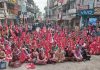 मनरेगा मजदूरों ने मजदूर हकों के लिए लाल झंडे लेकर की नारेबाजी