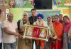 ਸਕੂਲ ਸਟਾਫ਼ ਅਤੇ ਸਕੂਲ ਮੈਨਜਿੰਗ ਕਮੇਟੀ ਵੱਲੋਂ ਐਨਆਰਆਈ ਦਾ ਕੀਤਾ ਸਨਮਾਨ